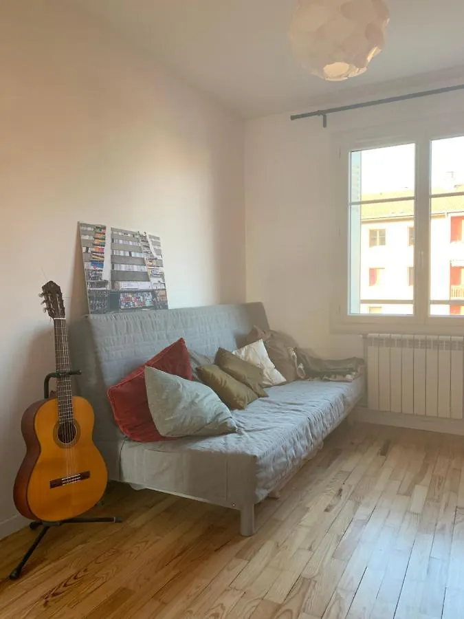 アパート Joli Appartement Pres Du Metro ビユールバンヌ